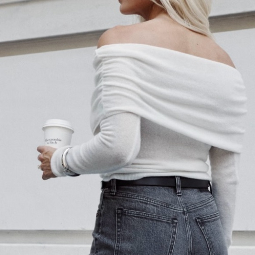 Abercrombie & Fitch vintage white fleece cold shoulder blouse